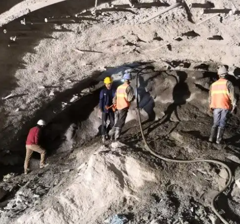 靖宇拱顶带模注浆料的施工流程及注意事项